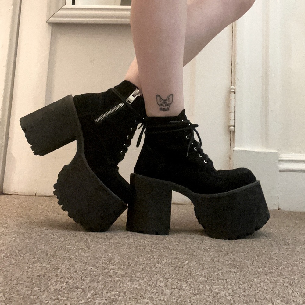 UNIF Size 7 W Platform Heel (4”)